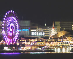 神戸港の夜景。ハーバーランドやメリケンパークでは、いろんな角度から神戸港の夜景を楽しむことができます。