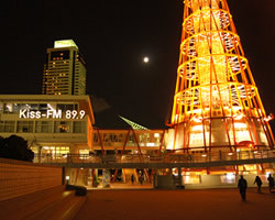 神戸ポートタワーとKISS-FM神戸89.9付近　夜の風景