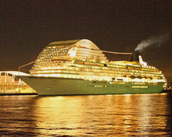夜のメリケンパーク｜神戸港に停泊する豪華客船