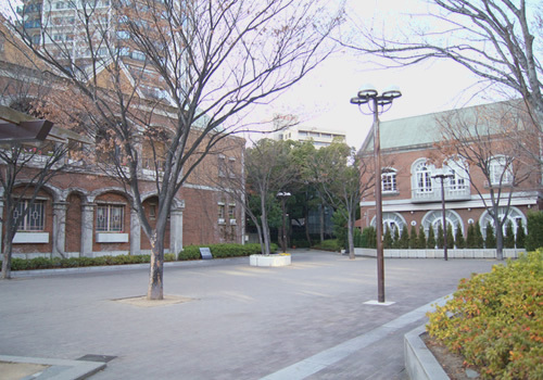  神戸市役所の南、フラワーロードの西に広がる三宮駅南側にある公園